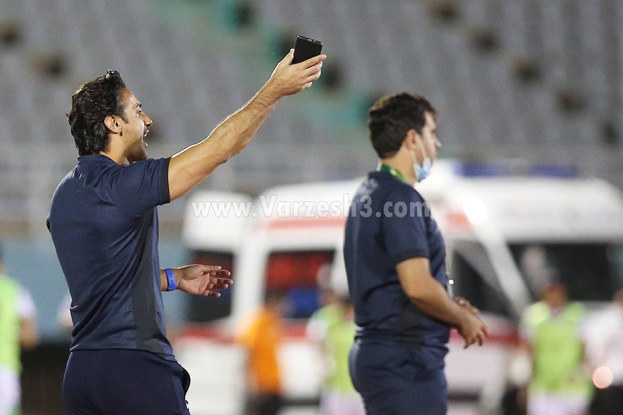 وقتی موبایل فرهاد جور VAR در فوتبال ایران را میکشد! وقتی موبایل فرهاد جور VAR در فوتبال ایران را میکشد!