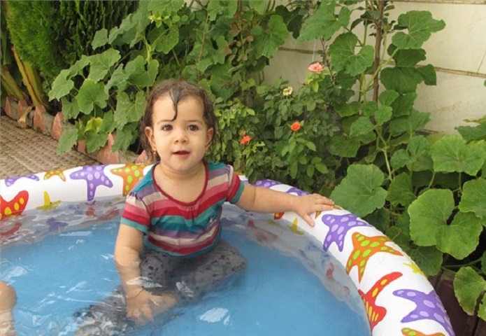 آبتنی در تشت یک متری آبتنی در تشت یک متری