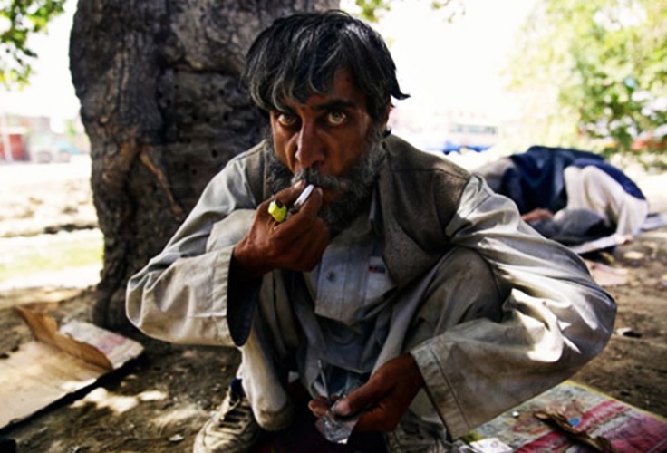 با فاصله ۵۰۰ متری از خانواده ام کارتن خوابم/پیاده از تجریش تا قیام همه سطل زباله ها را گشتم معتاد خیابانی