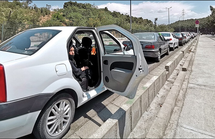 شب خوابی در صف واکسن شب خوابی در صف واکسن