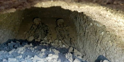 کشف قبری با ۲ اسکلت کشف قبری با ۲ اسکلت