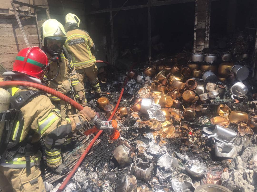 سوختن یک مرد در آتش سوزی انبار لوازم آشپزخانه/ فیلم و تصویر آتش سوزی