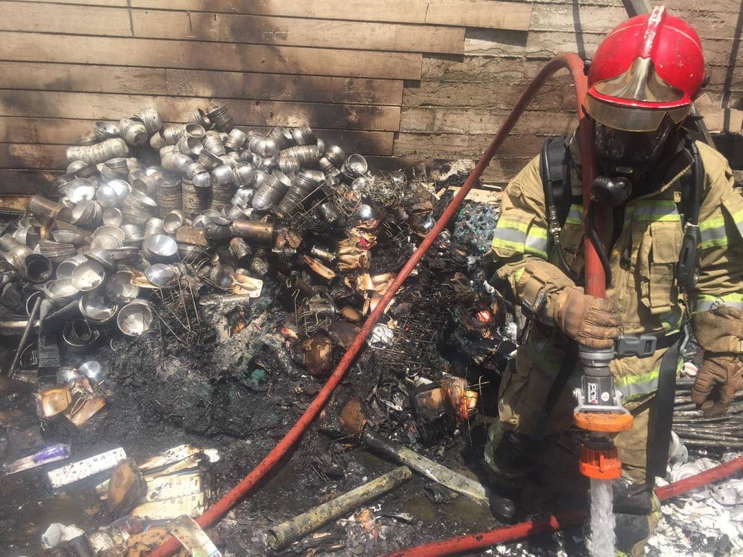 سوختن یک مرد در آتش سوزی انبار لوازم آشپزخانه/ فیلم و تصویر آتش سوزی