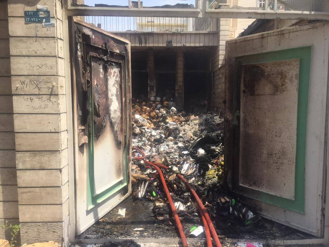 سوختن یک مرد در آتش سوزی انبار لوازم آشپزخانه/ فیلم و تصویر اتش سوزی