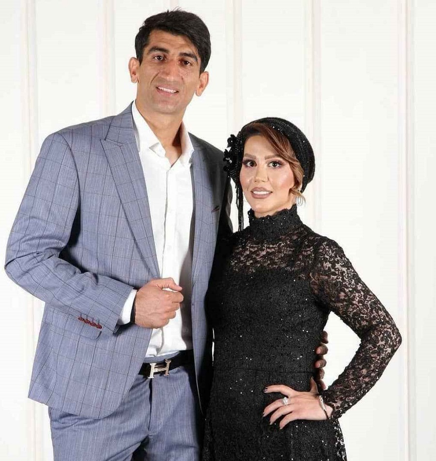 عکس همسر علیرضا بیرانوند در اروپا با دامن کوتاه و پا‌های برهنه!