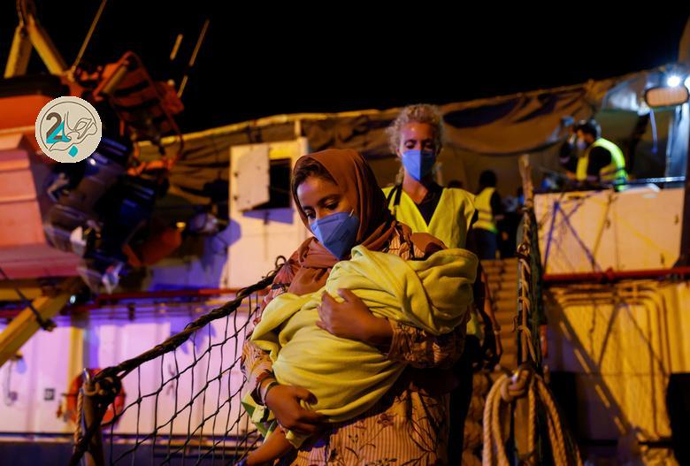 مهاجران نجات یافته از آبهای تونس در جزیره سیسیل/ تصاویر مهاجران نجات یافته از آبهای تونس در جزیره سیسیل/ تصاویر