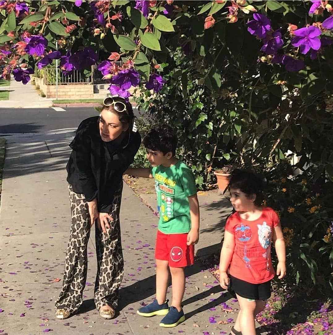 شیلا خداد با شلوار پلنگی در کنار فرزندانش + عکس
