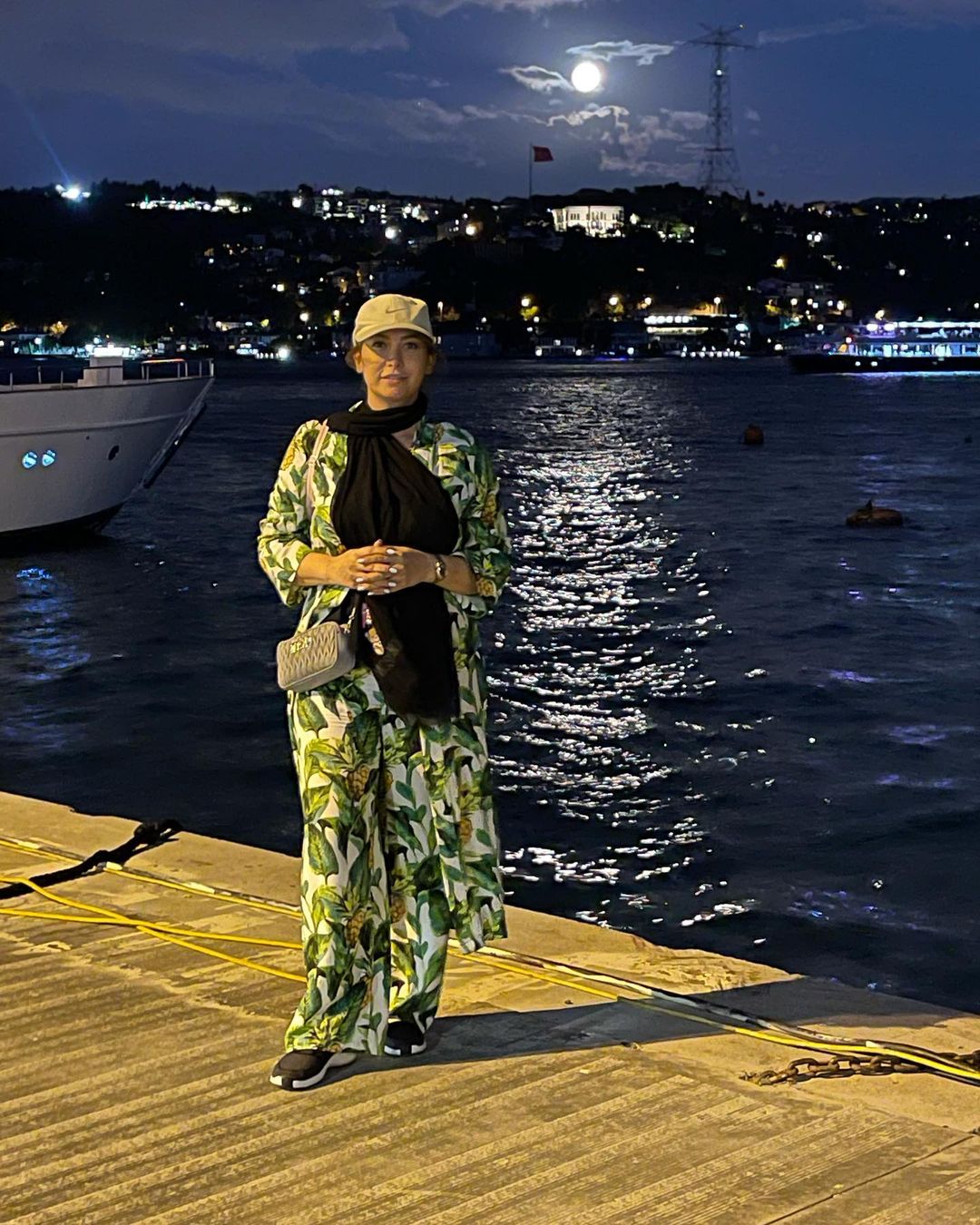 تیپ راحت فریبا نادری کنار دریا در استانبول + عکس