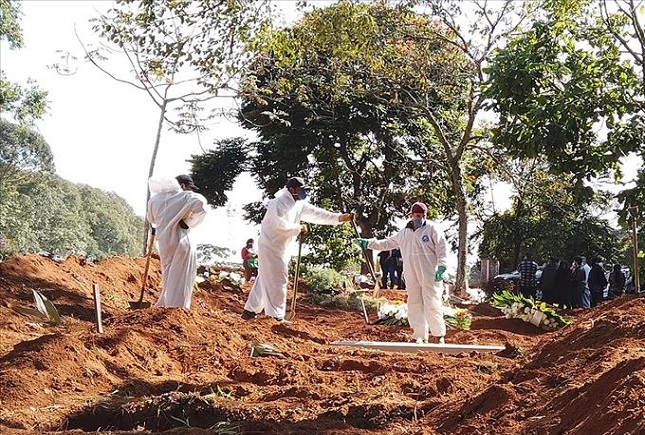 روایتی از آرمستان مشهد: اینجا از در و دیوار مرگ میبارد روایتی از آرمستان مشهد: اینجا از در و دیوار مرگ میبارد