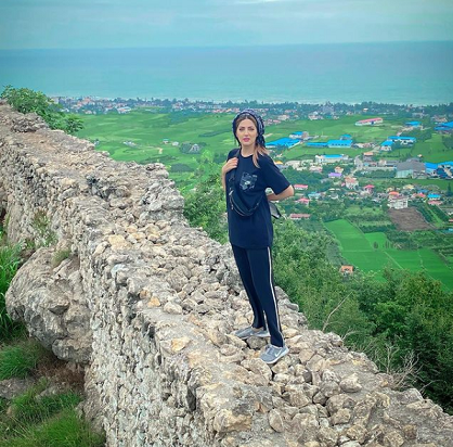 خانم بازیگر در منظرهای بسیار زیبا، اما با تیشرت، شلوار و گردنی باز! خانم بازیگر در منظرهای بسیار زیبا، اما با تیشرت، شلوار و گردنی باز!