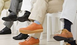 از عوارض انداختن پا روی پا هنگام نشستن چه می‌دانید؟/ اینفوگرافی