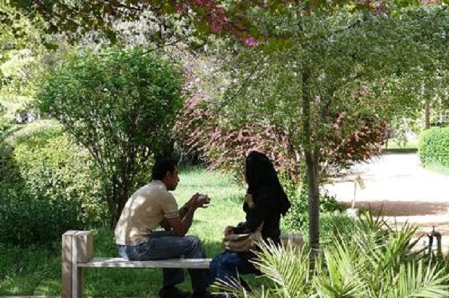 مجازات بوسیدن در انظار عمومی چیست؟