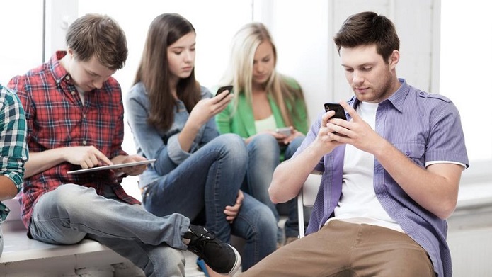 فابینگ چیست و چگونه روابط ما را تهدید میکند؟ فابینگ