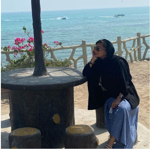 حس و حال نفيسه روشن در ساحل مرجان/ عکس نفيسه روشن