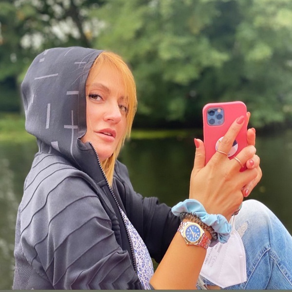 مهناز افشار با ساعت و گوشی مهناز افشار با ساعت و گوشی لاکچری