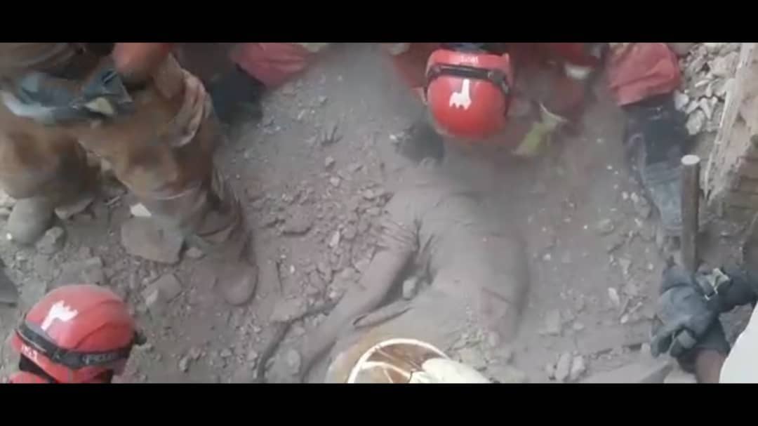 حادثه برای پسر جوان در زیر آوار