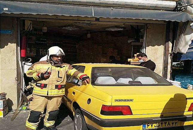 ورود تاکسی زرد داخل مغازه 