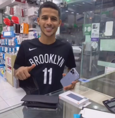 وقتی مهدی قائدی با آیفون 13 ستاره معصومی را سورپرایز می کند + عکس وقتی مهدی قائدی با آیفون 13 ستاره معصومی را سورپرایز می کند + عکس