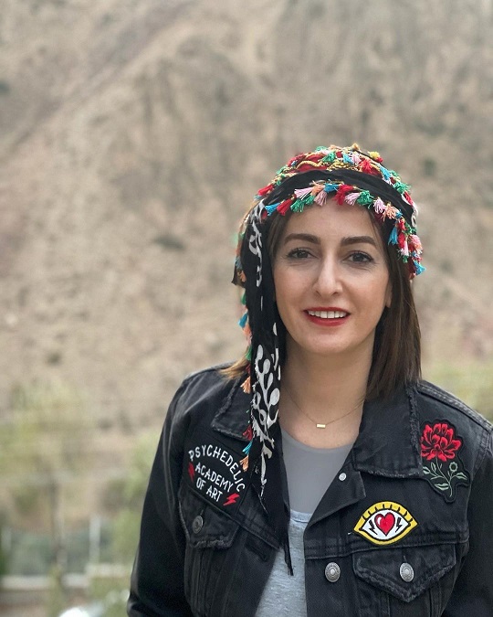 استایل شقایق دهقان با لباس محلی و یقیهای باز + عکس استایل شقایق دهقان با لباس محلی و یقیهای باز + عکس