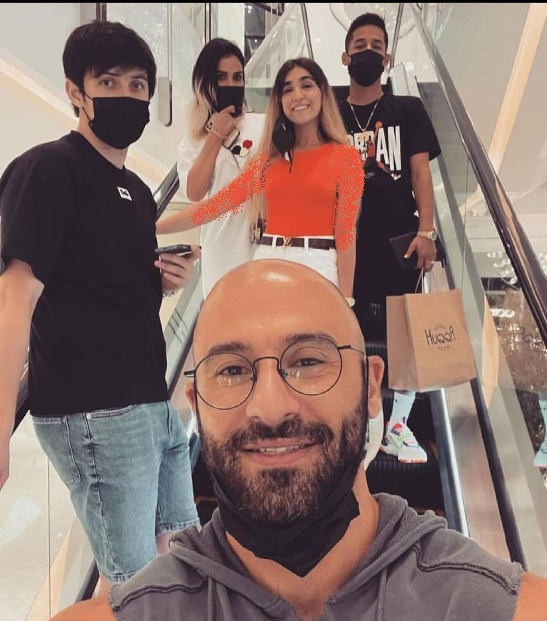 تیپ جنجالی مهدی قائدی و همسر بی حجابش با شلوارک + عکس