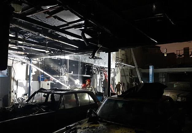 انبار لوازم خودرو در آتش سوخت