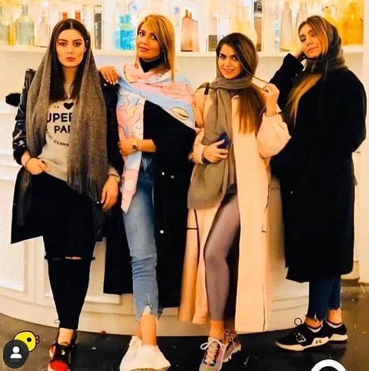 استایل سحر قریشی با مانتو جلو باز در کنار دوستانش + عکس