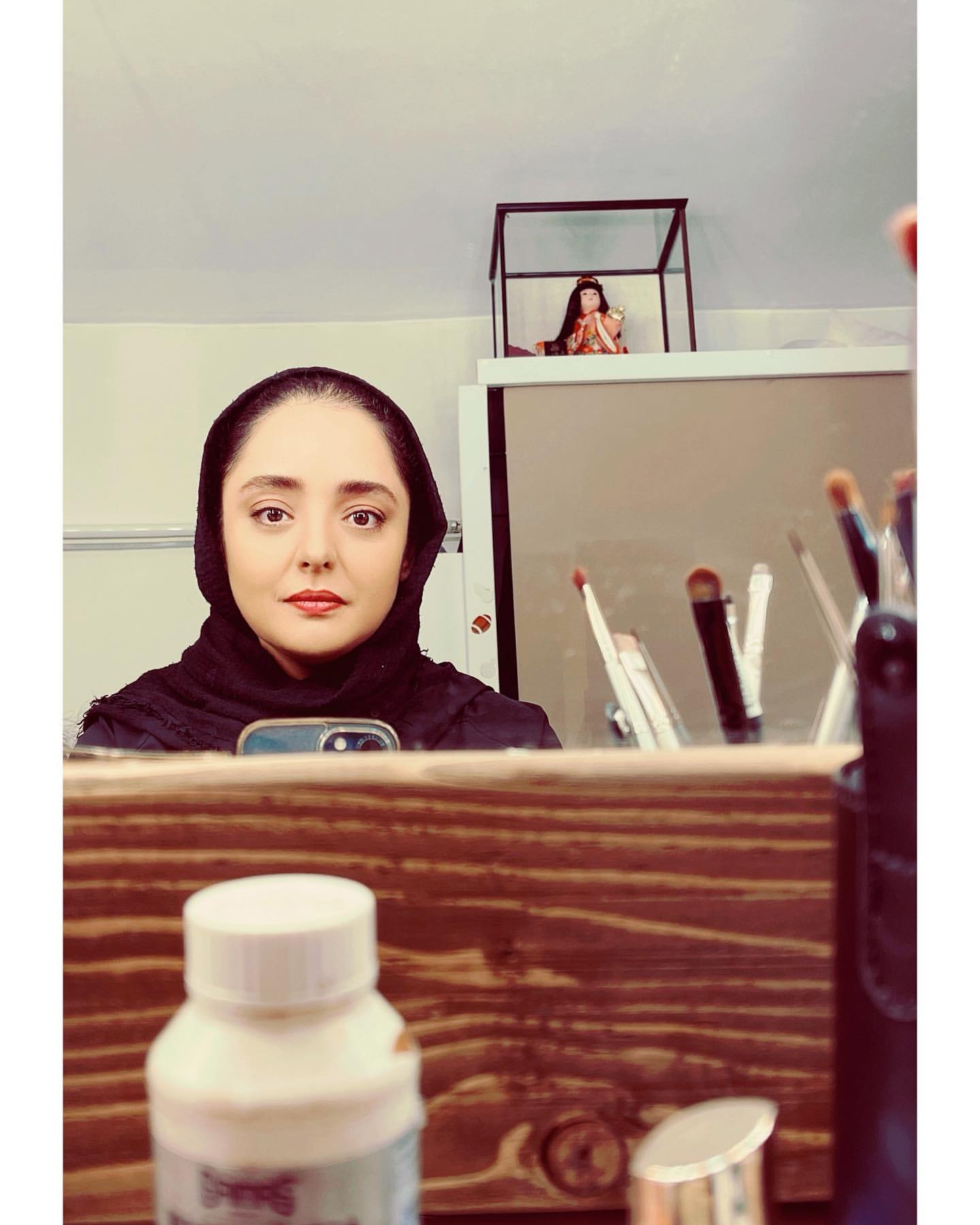 سلفی نرگس محمدی وسط یک آرایش غلیظ! + عکس