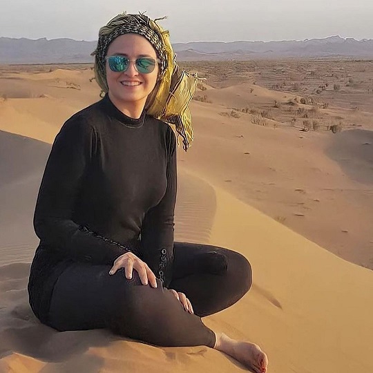 پیرهن و ساپورت تنگ گلاره عباسی در بیابان + عکس پیرهن و ساپورت تنگ گلاره عباسی در بیابان + عکس