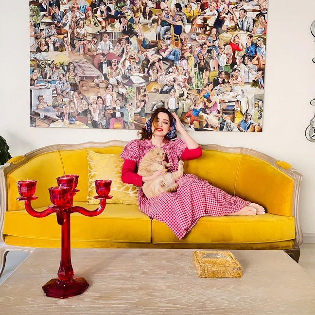 استایل جالب بهنوش طباطبایی بر روی مبل + عکس