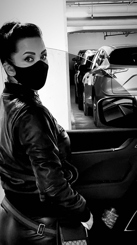 استایل روناک یونسی با کاپشن چرم + عکس