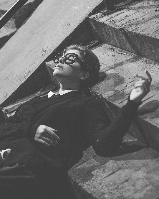 وقتی ریحانه پارسا رو پله خوابش میبرد + عکس وقتی ریحانه پارسا رو پله خوابش میبرد + عکس