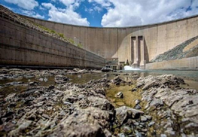 سد زایندهرود هر روز کمآب تر از دیروز سد زایندهرود هر روز کمآب تر از دیروز