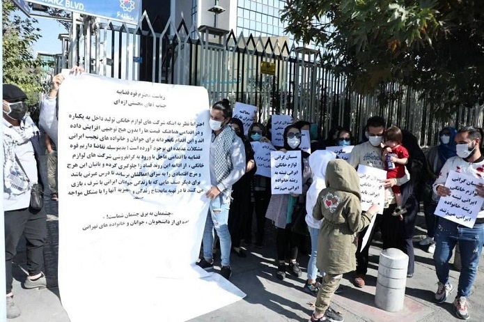 تجمع اعتراضی مردم و دانشجویان در واکنش به سودجویی برخی از شرکتهای تولید لوازم خانگی اعتراضی مردم