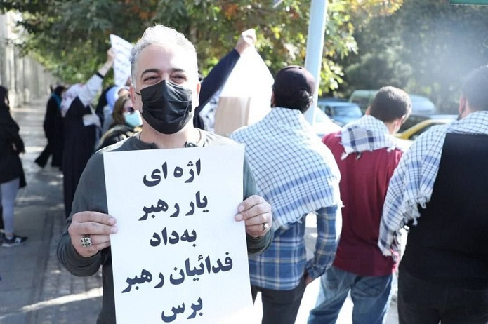 تجمع اعتراضی مردم و دانشجویان در واکنش به سودجویی برخی از شرکتهای تولید لوازم خانگی تجمع اعتراضی مردم و دانشجویان در واکنش به سودجویی برخی از شرکتهای تولید لوازم خانگی