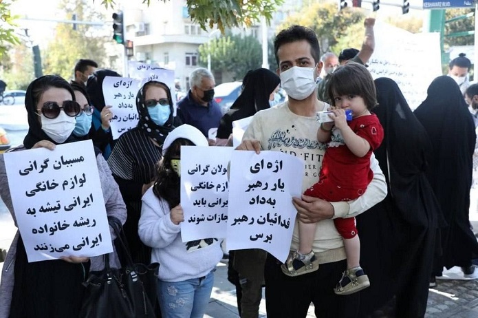 تجمع اعتراضی مردم و دانشجویان در واکنش به سودجویی برخی از شرکتهای تولید لوازم خانگی تجمع اعتراضی مردم و دانشجویان در واکنش به سودجویی برخی از شرکتهای تولید لوازم خانگی