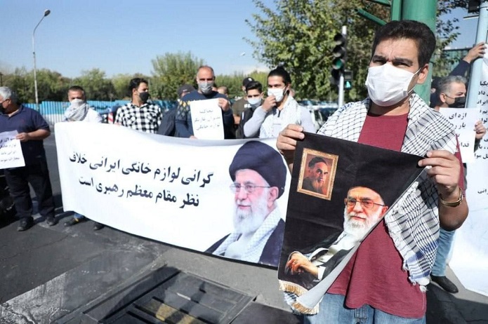 تجمع اعتراضی مردم و دانشجویان در واکنش به سودجویی برخی از شرکتهای تولید لوازم خانگی تجمع اعتراضی مردم و دانشجویان در واکنش به سودجویی برخی از شرکتهای تولید لوازم خانگی