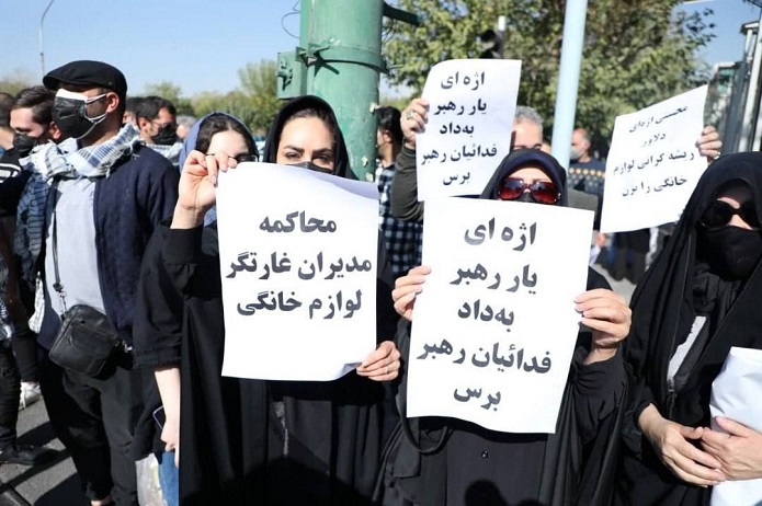 تجمع اعتراضی مردم و دانشجویان در واکنش به سودجویی برخی از شرکتهای تولید لوازم خانگی تجمع اعتراضی مردم و دانشجویان در واکنش به سودجویی برخی از شرکتهای تولید لوازم خانگی