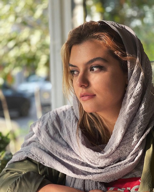 استایل خاص دنیا مدنی در کافه + عکس