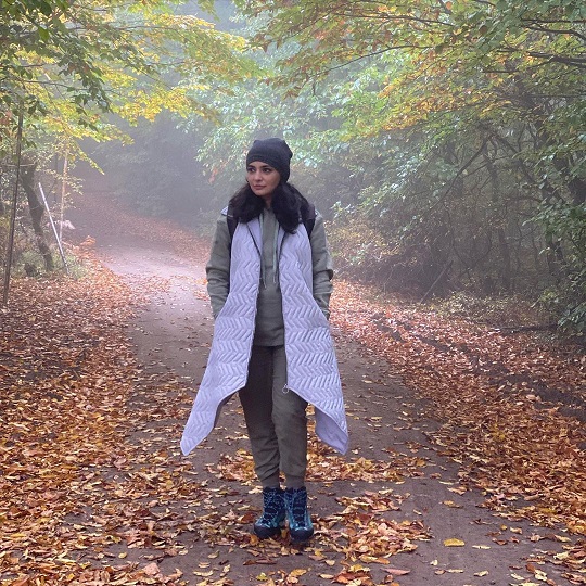 تیپ پاییزه لیندا کیانی تو یک جاده رویایی + عکس