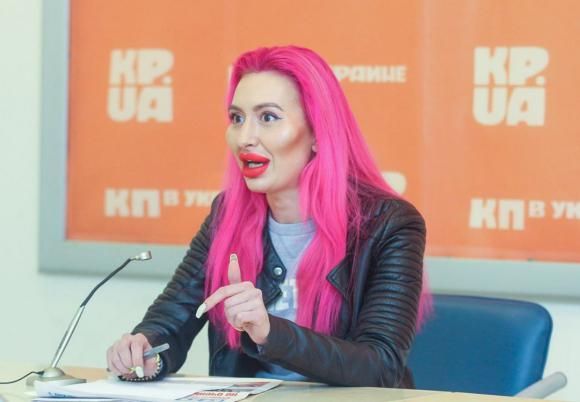 رکورد بزرگترین گونههای دنیا بدست این خانم شکسته شد رکورد بزرگترین گونههای دنیا بدست این خانم شکسته شد