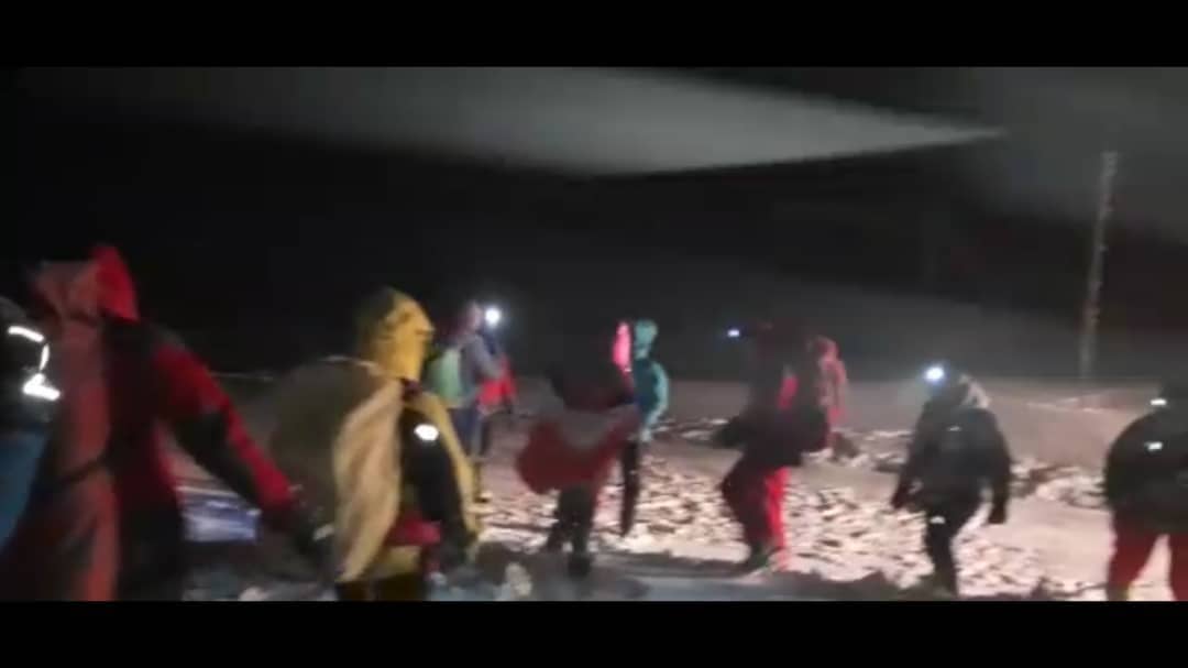 عملیات بامدادی آتش نشانی برای نجات دو زن در قله توچال آتش نشانی