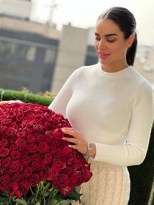 تیپ سفید ستاره معصومی، همسر مهدی قائدی در کنار دست گل قرمز + تصاویر
