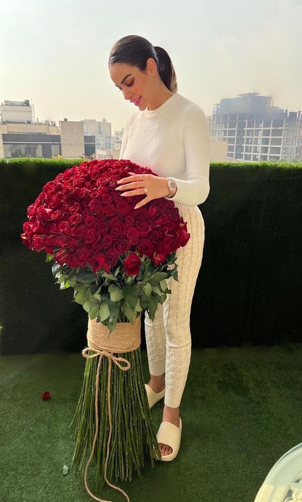 تیپ سفید ستاره معصومی، همسر مهدی قائدی در کنار دست گل قرمز + تصاویر تیپ سفید ستاره معصومی، همسر مهدی قائدی در کنار دست گل قرمز + تصاویر