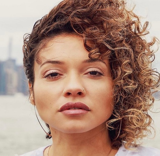 ادرار کردن خواننده زن مشهور روی صورت طرفدارش در کنسرت