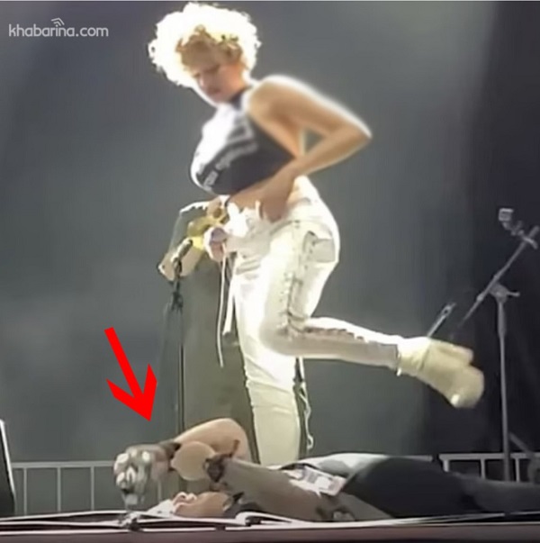 ادرار کردن خواننده زن مشهور روی صورت طرفدارش در کنسرت