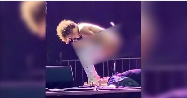 ادرار کردن خواننده زن مشهور روی صورت طرفدارش  