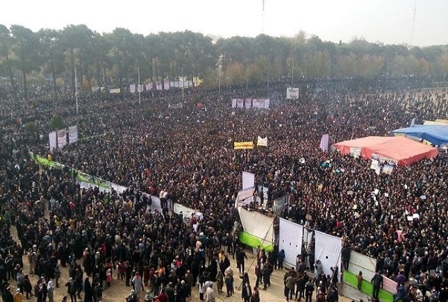 تجمع کشاورزان اصفهانی در زاینده رود تجمع کشاورزان اصفهانی در زاینده رود