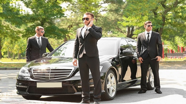 بادیگارد بازی سلبریتیها؛ ایمنی از خطر یا کمبود اهمیت؟ بادیگارد بازی سلبریتیها؛ ایمنی از خطر یا کمبود اهمیت؟