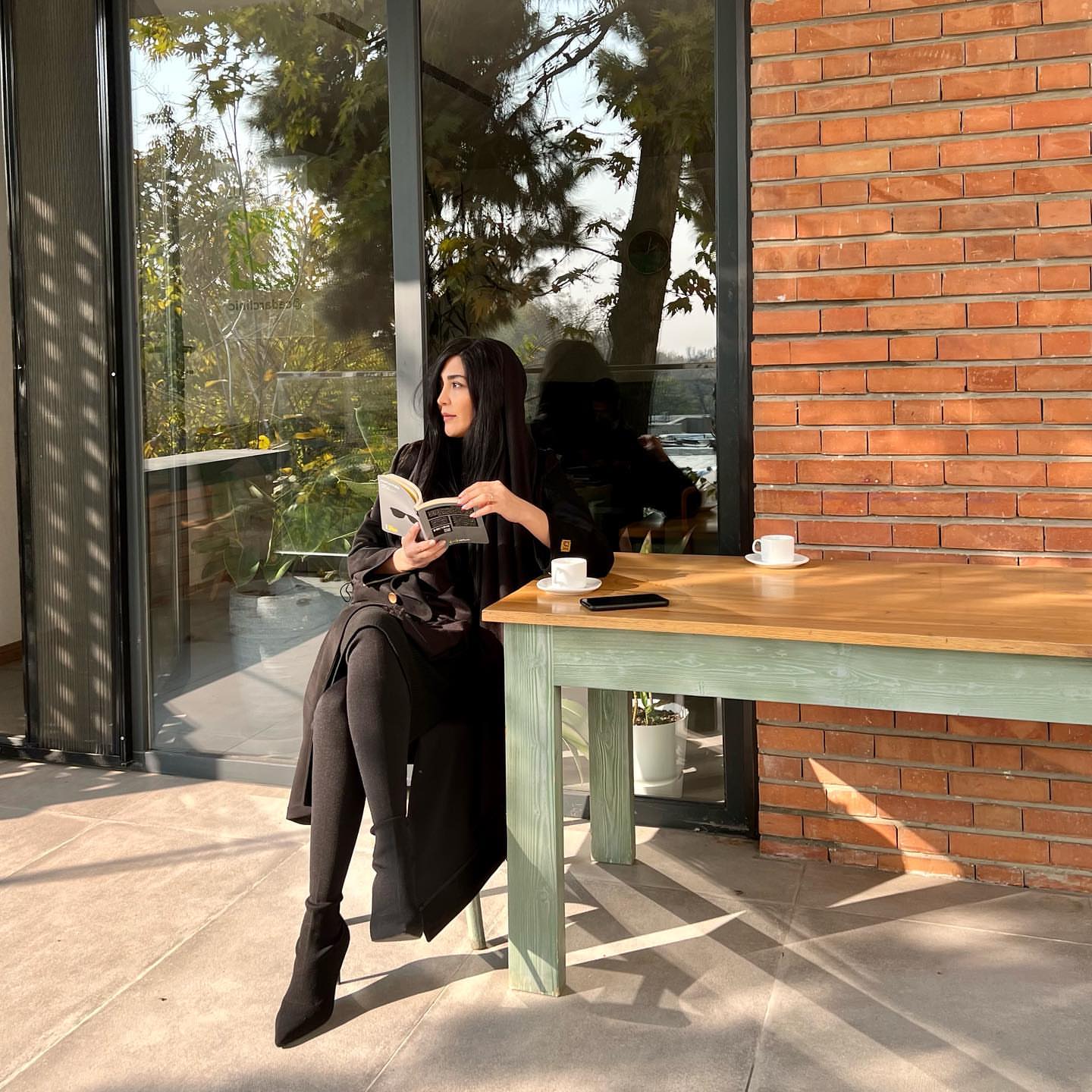 تیپ یکدست مشکی و جذاب مریم معصومی در کافه + عکس تیپ یکدست مشکی و جذاب مریم معصومی در کافه + عکس