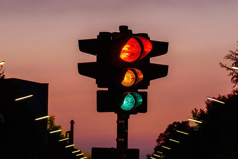 اشکالات چراغهای راهنمایی از ۱۸ سال پیش وجود دارد اشکالات چراغهای راهنمایی از ۱۸ سال پیش وجود دارد